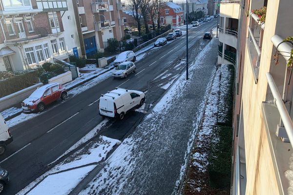 Une personne est morte ce jeudi 9 janvier 2025 après avori glissé sur un trottoir à Croix (Nord) et heurté violemment le sol. Dans le même temps, un sans-abri est mort d'hypothermie à Valenciennes (Nord).