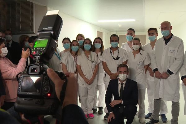 Le ministre de la santé a posé avec les soignants de l'hôpital de Gaillac avant d'inaugurer un nouveau bâtiment au sein de l'établissement.