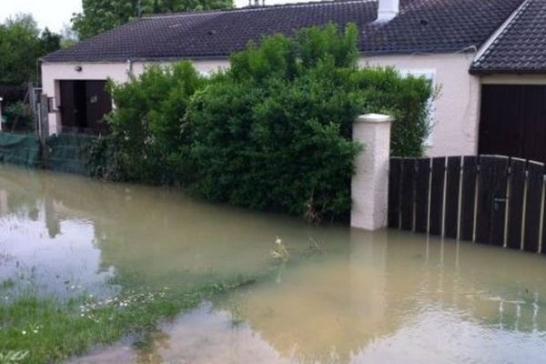 Il y a un an, Lorcy avait les pieds dans l'eau. Aujourd'hui, routes et bâtiments sont à sec, mais le souvenir des intempéries est toujours là...