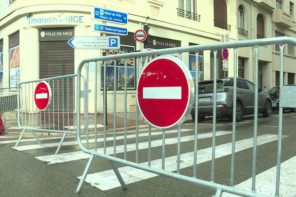 Un quartier de Nice a été bouclé suite à l'interpellation d'un homme suspecté dans la mort de deux SDF ces derniers jours.