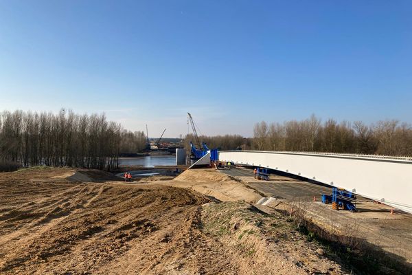 La pose du tablier métallique du pont de la déviation de Jargeau a débuté ce mercredi 1er mars.