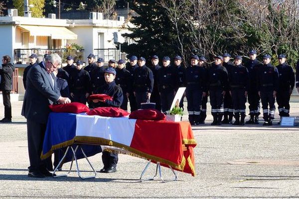 Hommage au douanier décédé à Toulon.