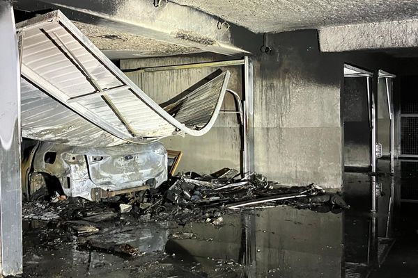 Un véhicule a pris feu dans un parking souterrain à Chambéry (Savoie) dans la nuit du 14 au 15 février 2024, provoquant l'évacuation d'une cinquantaine de résidents.