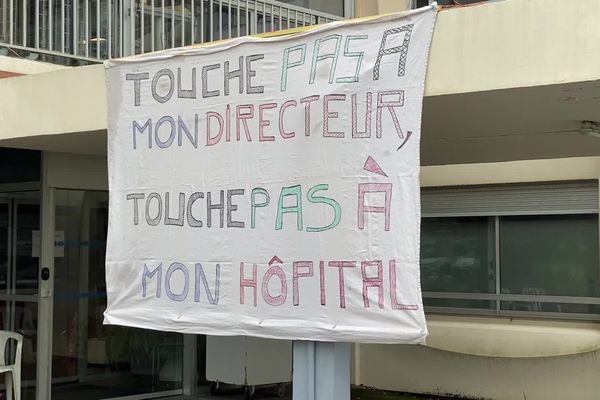 Le soutien au directeur s'affiche dès l'entrée de l'hôpital.