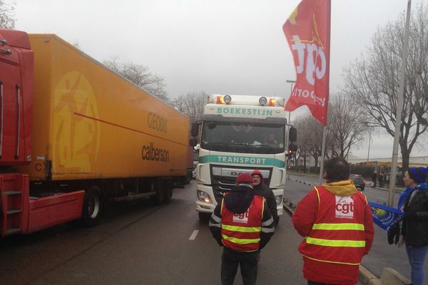 En région parisienne, les routiers ont ciblé le port de Gennevilliers (Hauts-de-Seine), le premier d'Ile-de-France.