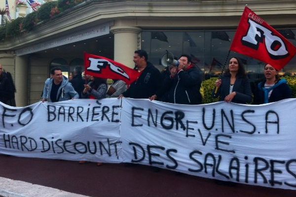 Les salariés du groupe Barrière interpellent les invités et stars du tapis rouge, venus au Festival de Deauville, le 5 septembre.