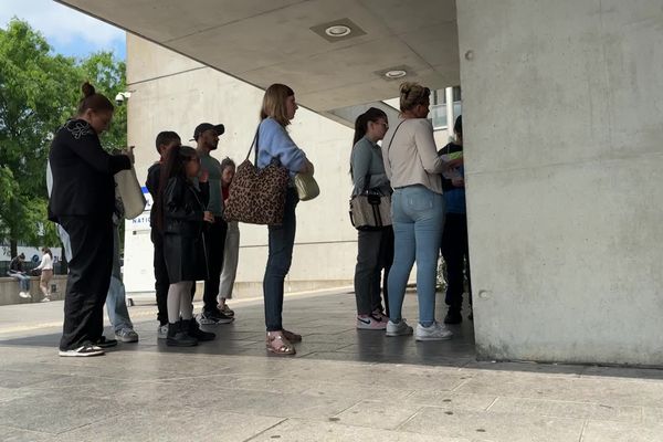 La file d'attente pour les demandes de procuration, au comissariat central de Lille, mercredi 19 juin 2024.