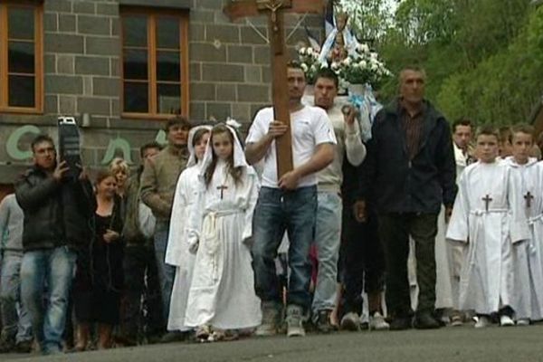 Moment festif, moment de prière... Durant le pélerinage d'Orcival, les gens du voyage portent leur vierge en procession dans la rue, avant d'entrer dans la basilique.