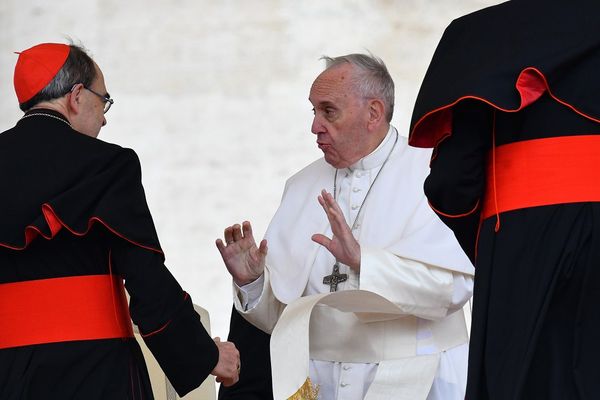 Le pape François parlant à Mgr Philippe Barbarin à la fin de l'audience hebdomadaire sur la place St Pierre, le 26 avril 2017. 