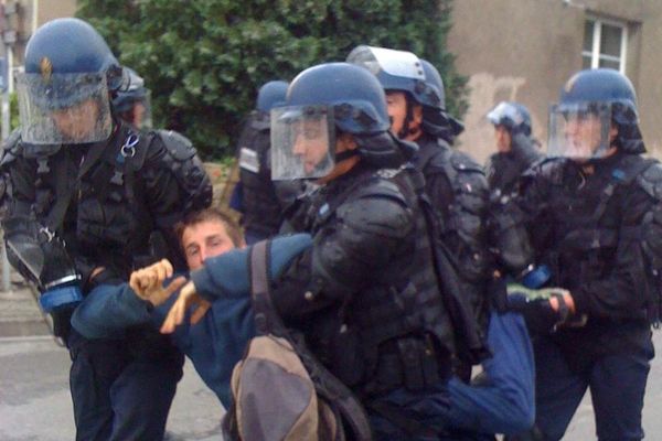 Manif des anti aéroport jeudi 21 juin 2012  devant la mairie de ND des Landes