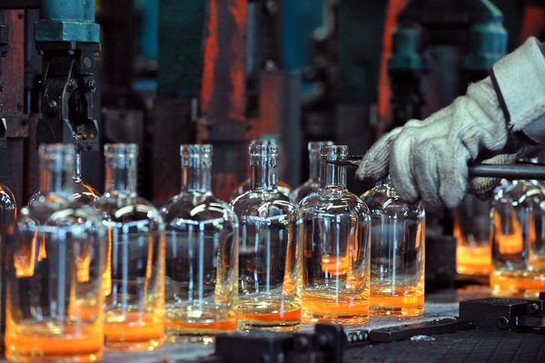 Des bouteilles à la sortie de la chaîne de fabrication dans l'usine Saverglass d'Arques (Pas-de-Calais) en 2008.