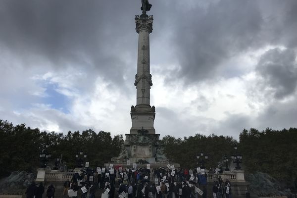 Une centaine de forains réunis vendredi 25 septembre place des Quinconces pour dénoncer l'annulation de la Foire aux plaisirs de Bordeaux cet automne.