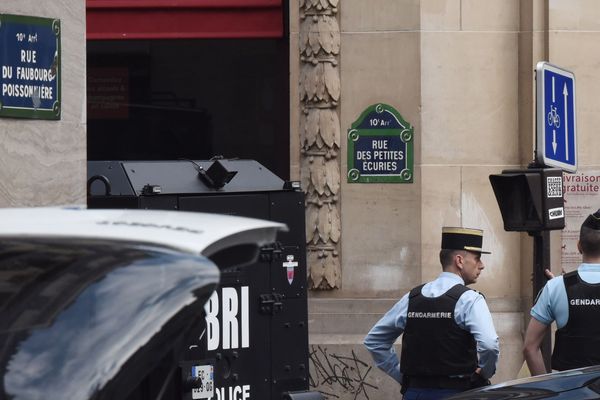 Des gendarmes à proximité du lieu où s'est déroulée la prise d'otages, le 12 juin 2018 dans le 10ème arrondissement de Paris.