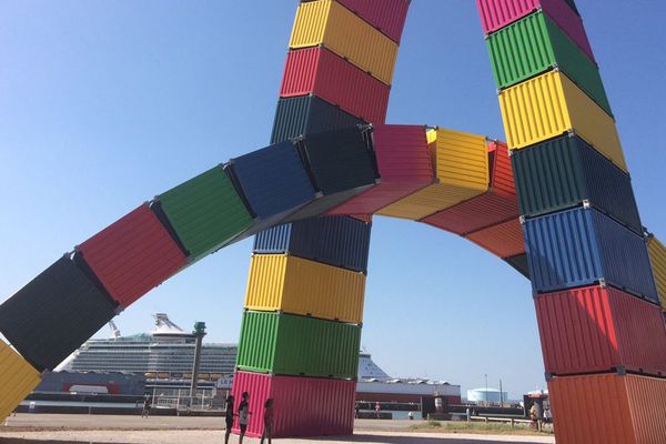 La catène de Containers (oeuvre de Vincent Ganivet)