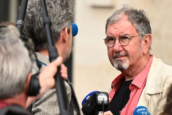 Le chanteur et humoriste Richard Gotainer figure en 13e position sur la liste du maire sortant Olivier Filliat à Cérilly dans l'Allier.