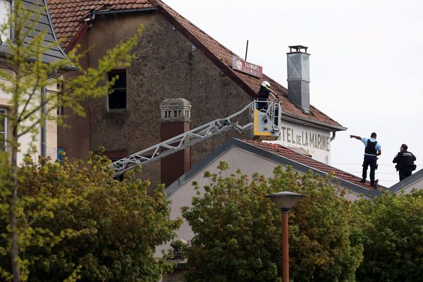 Un homme armé s'était retranché sur le toit d'un ancien hôtel à L'Isle-sur-le-Doubs ce dimanche.