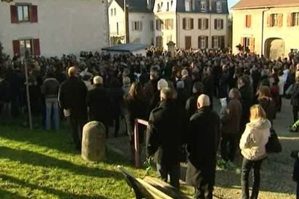 La marche blanche à la mémoire de Maxime a réuni de très nombreuses personnes à Etouvans (25), le 15 janvier 2012.