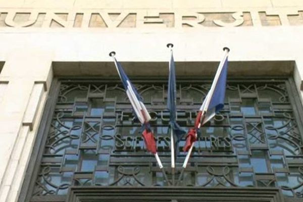 Drapeaux en berne sur les façades des universités de Clermont-Ferrand le 8 janvier 2015