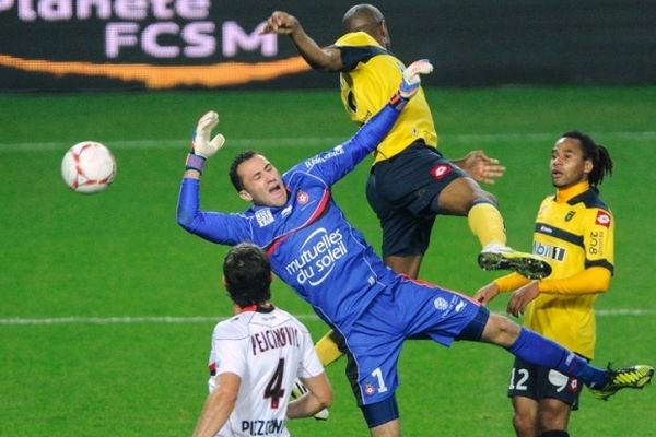 L'image est trompeuse: on a l'impression que Sloan Privat bat de la tête le gardien niçois David Ospina. Il n'en a rien été