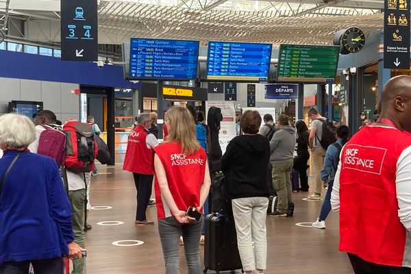 Les voyageurs bloqués en gare de Rennes suite aux "attaques" subies par la SNCF fin juillet 2024