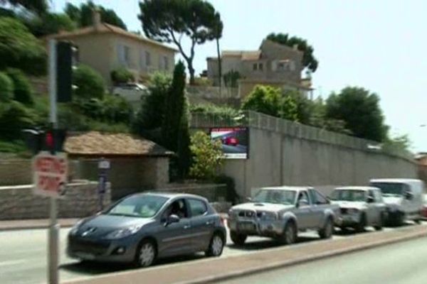 Au bord de la moyenne corniche, le maire de Cap d'Ail a choisi de masquer un panneau publicitaire avec un arbre.