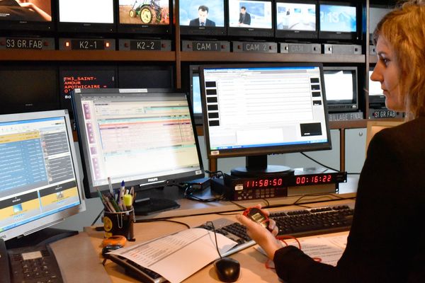 Antenne dans moins de 2 minutes. Dans la régie d'où est piloté le journal, Flora l'une des scriptes aux commandes.