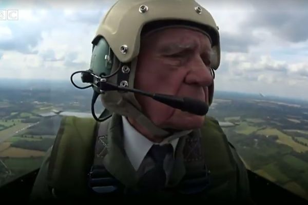 Pilote d'un Spitfire à 93 ans !