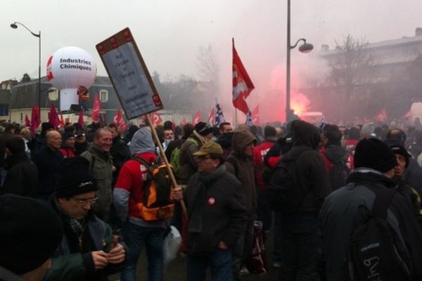 Plusieurs centaines de salariés sont présents ce mardi matin au siège de Goodyear à Reuil-Malmaison