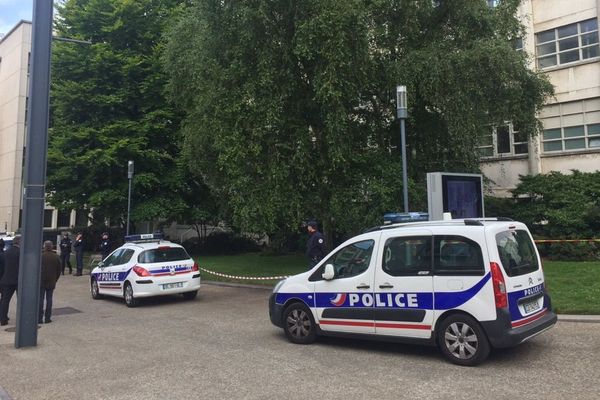 Dispositif de police devant la mairie de Brest suite à la découverte d'un cadavre