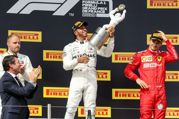 En 2019, lors de la victoire du Britannique Lewis Hamilton au Grand Prix de France, au Castellet, Christian Estrosi applaudissait le champion de Formule 1 au pied du podium.