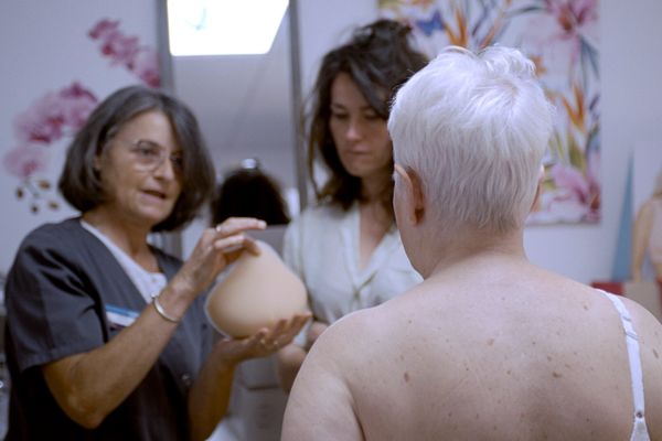 Émilie Maréchal accompagne sa mère Patricia dans son combat quotidien contre le cancer du sein.