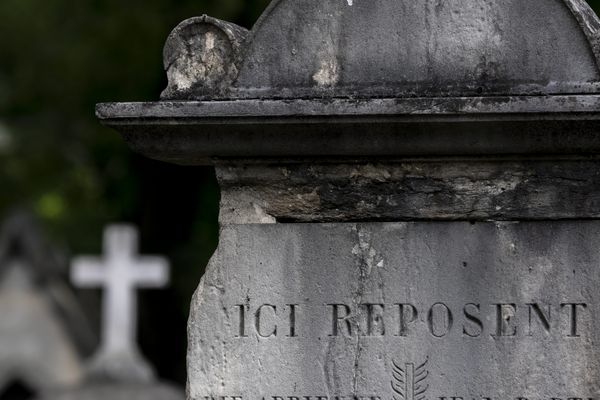 Les cimetières de France sont un patrimoine à eux seuls. Tombes anciennes ou récentes méritent un regard, et une mise en lumière.