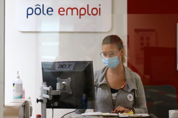 Illustration d'un bureau de Pôle Emploi à Compiègne (Oise) avec les mesures sanitaires afin d'accueillir les demandeurs d'emplois 