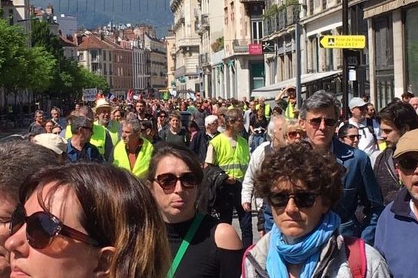 Dans le cortège grenoblois, des syndicats, des Gilets jaunes, des féministes, des défenseurs du climat.