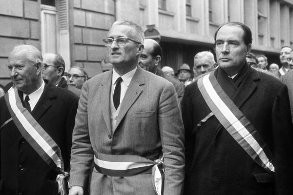 Photo prise en 1970, à Paris, d'une manifestation des maires socialistes à laquelle participaient (G à D) Gaston Defferre (maire de Marseille), André Boulloche (maire de Montbéliard) et François Mitterrand (maire de Château-Chinon).