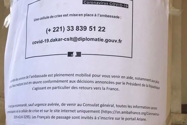 Les Français en vacances au Sénégal trouvent une ambassade fermée et ont des difficultés à joindre les services pour les aider à rentrer chez eux. 