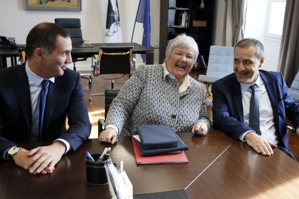 05/01/18 - Jacqueline Gourault, ministre auprès du ministre de l'Intérieur (C) avec le président de l'Assemblée de Corse Jean-Guy Talamoni (D) et le président du Conseil exécutif Gilles Simeoni (G)