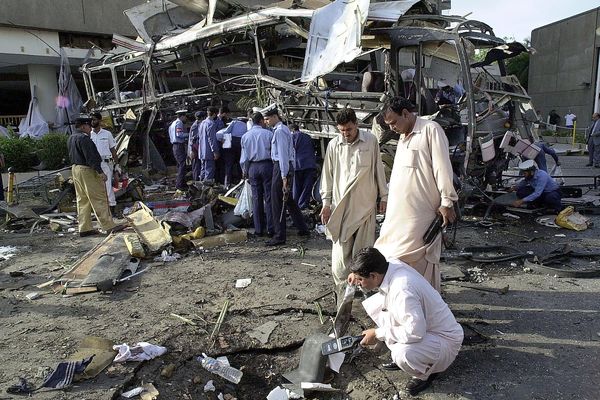 Le 8 mai 2002, l'explosion d'un bus transportant des salariés de la Direction des constructions navales internationales (DCNI) à Karachi au Pakistan avait fait quinze morts, dont onze Français.