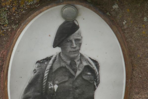 Pierre Wallerand, fusilier marin membre du commando Kieffer, est mort en mission dans la nuit du 24 au 25 décembre 1943 sur une plage de Gravelines.