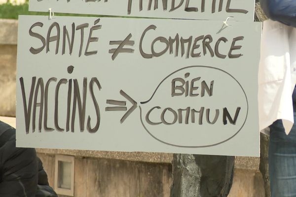 Manifestation pour lever les brevets des vaccins Covid-19 à Besançon.