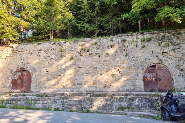 L'entrée de la poudrière de Turini (Alpes-Maritimes) construite en 1902.