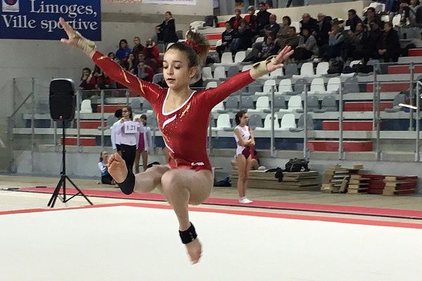 Nina Vinour du club des Cadets et Cadettes de Saint-Michel lors des demi-finales des coupes de gymnastique mixte le 22 janvier 2017 à Limoges