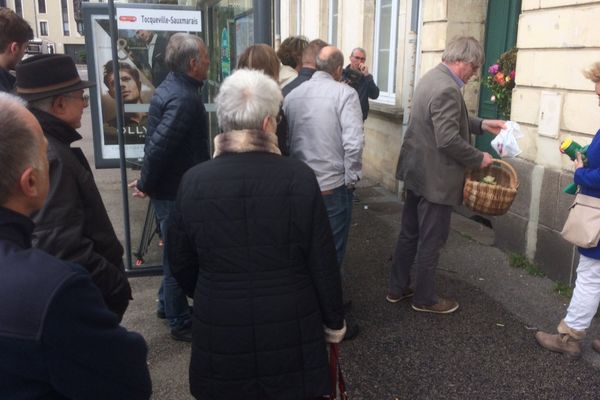 Devant l'enlisement de l'enquête et les promesses non tenues de Bernard Cazeneuve, une partie des rescapés et des familles des victimes ont organisé ce lundi matin une contre-cérémonie, refusant de participer aux commémorations officielles. Ils ont déposé un bouquet de fleurs fanées devant la permanence de la députée PS Geneviève Gosselin-Fleury, qui a succédé à Bernard Cazeneuve.