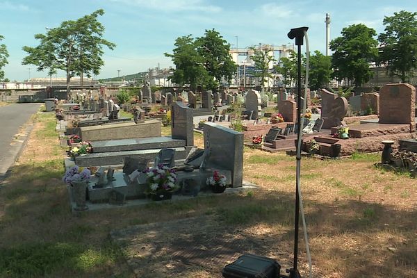 Les pompes à amiante commencent leurs analyses de l'air près de l'usine Lubrizol dans le cimetière de Petit-Quevilly