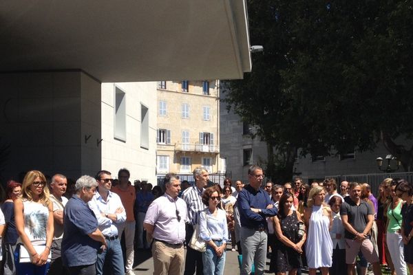 Quelques dizaines de Bastiais et de touristes se sont réunis à midi lundi 18 juillet pour observer une minute de silence devant l'hôtel de ville de Bastia.