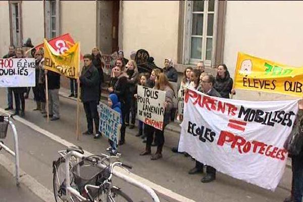 Les manifestants ont pris place jeudi matin devant le rectorat