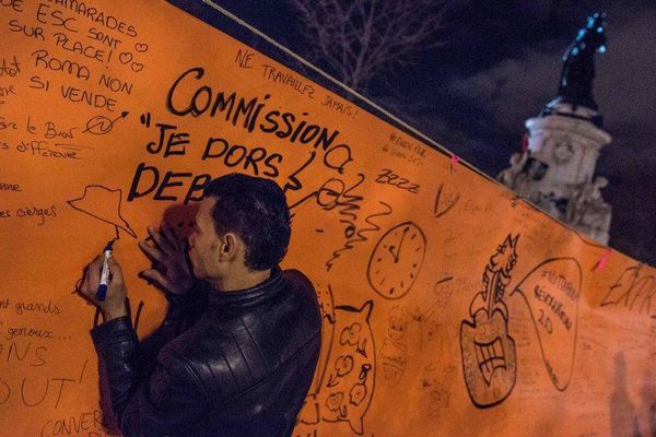 Un participant à la "Nuit debout", le 6 avril 2016, place de la République, à Paris.