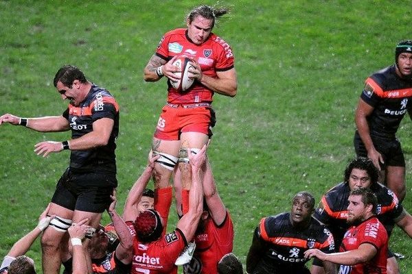 Pierrick Gunther porté par ses coéquipiers, il rejoint le XV de France le jour de ses 23 ans