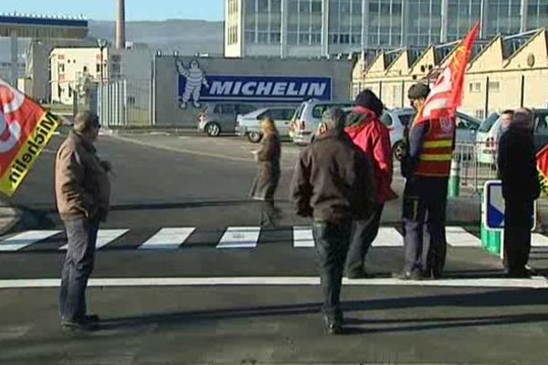 Clermont-Ferrand : Journée d'action chez Michelin le 11 décembre 2013. Les salariés réclament 350 euros nets d'augmentation par mois.