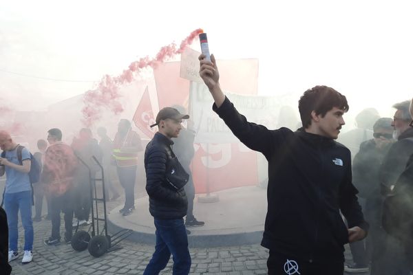 Peu avant 8 heures du matin, un groupe de manifestants s'est rassemblé aux abords du lycée Bernard Palissy, en attendant l'arrivée d'Emmanuel Macron.